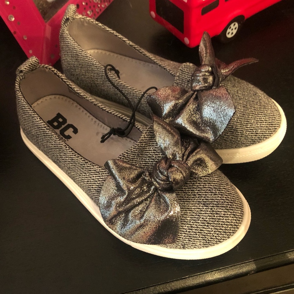 Adorable Silver and Black Girl’s shoe - sz 12